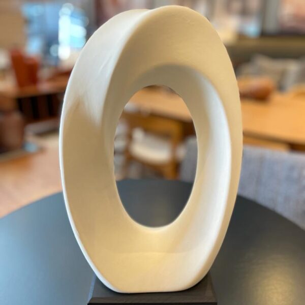 ESCULTURA CERAM. CREMA C/BASE