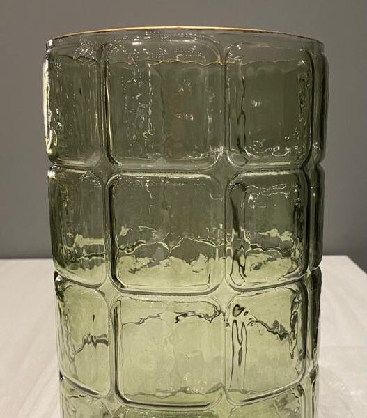 VASO DE VIDRO VERDE COM DETALHES DOURADO 15CM X 15CM X 23CM