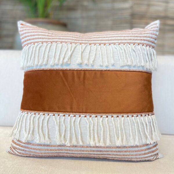 ALMOFADA LINHO CRU 52X52 C/APLIQ MACRAME OCRE MOD1