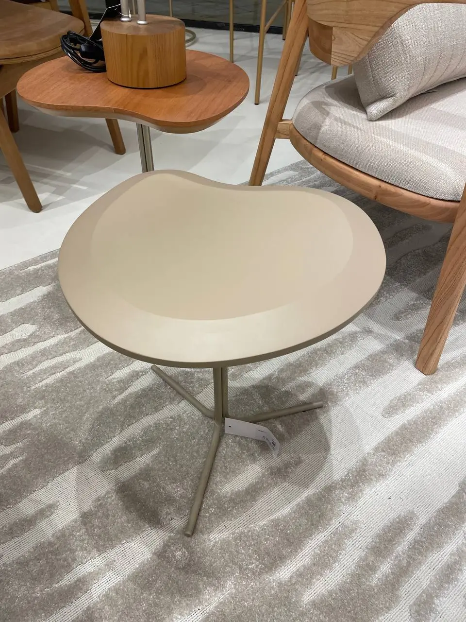 Mesa Lateral Hilst 40x40x44 Base Capuccino Tampo Camurça