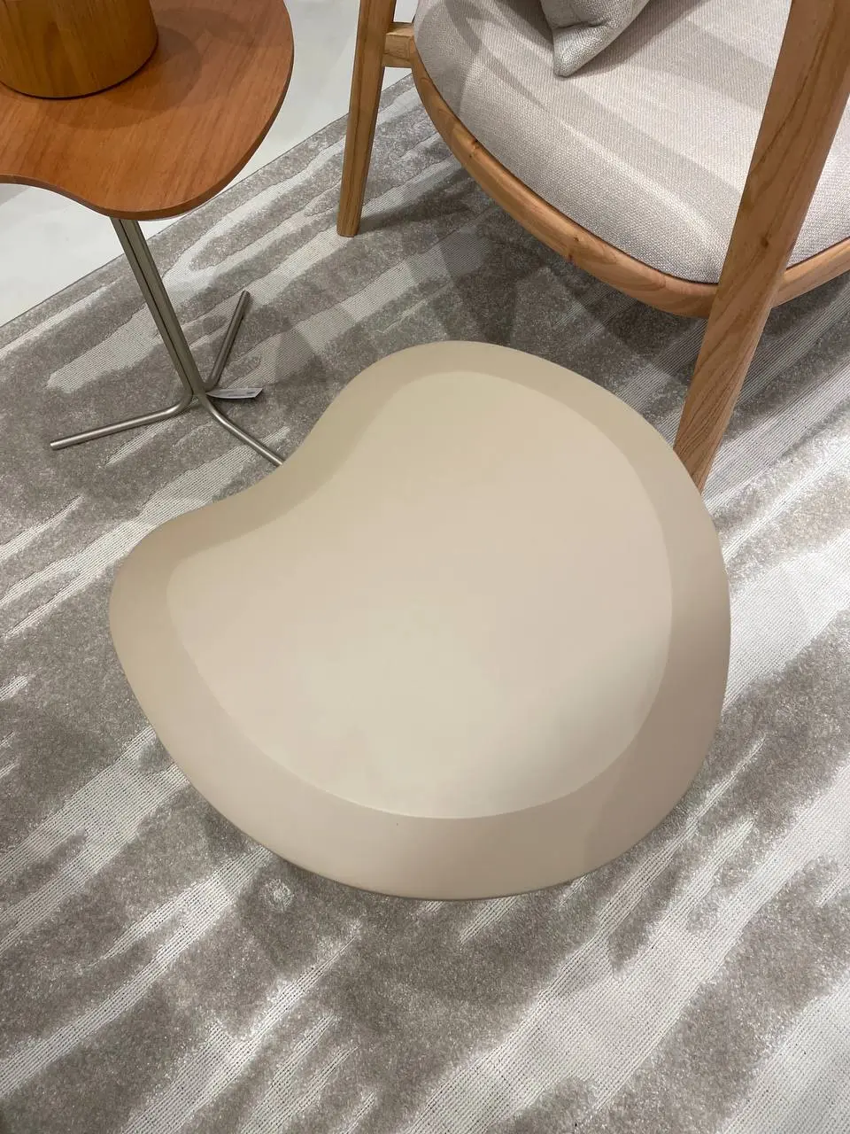 Mesa Lateral Hilst 40x40x44 Base Capuccino Tampo Camurça - Imagem 2