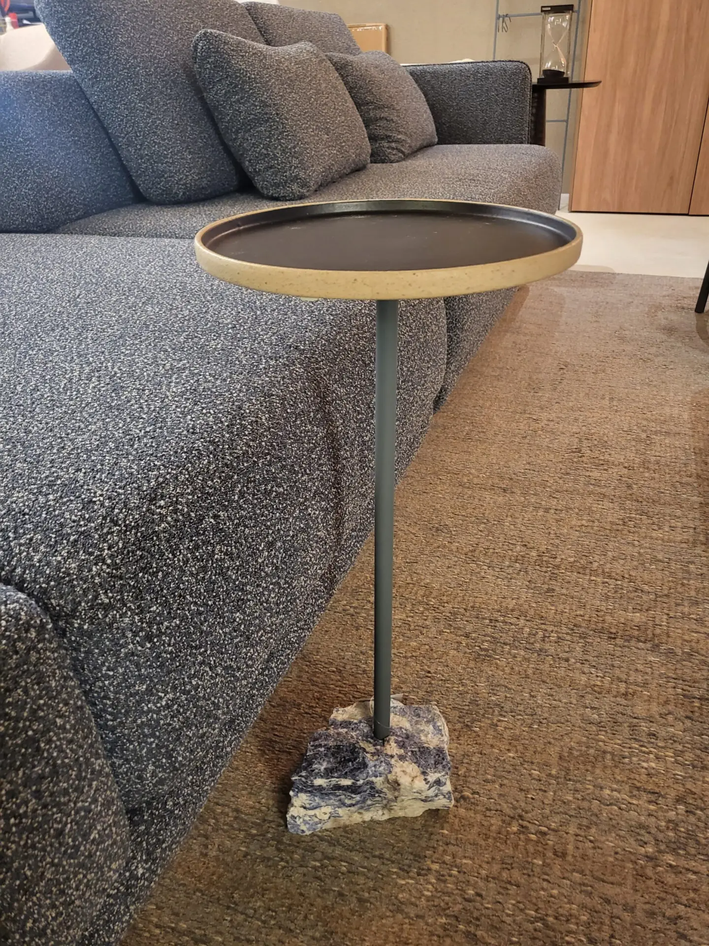 Mesa Flutuante Alumínio Base Pedra Sodalita 60x26 cm