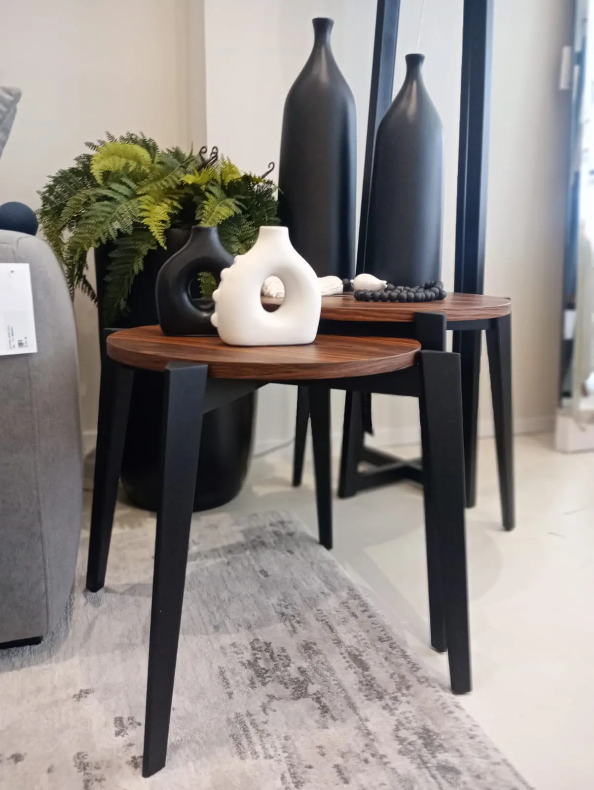Mesa Lateral Baixa Evelyn D47X46 Base Preto Tampo Pau Ferro