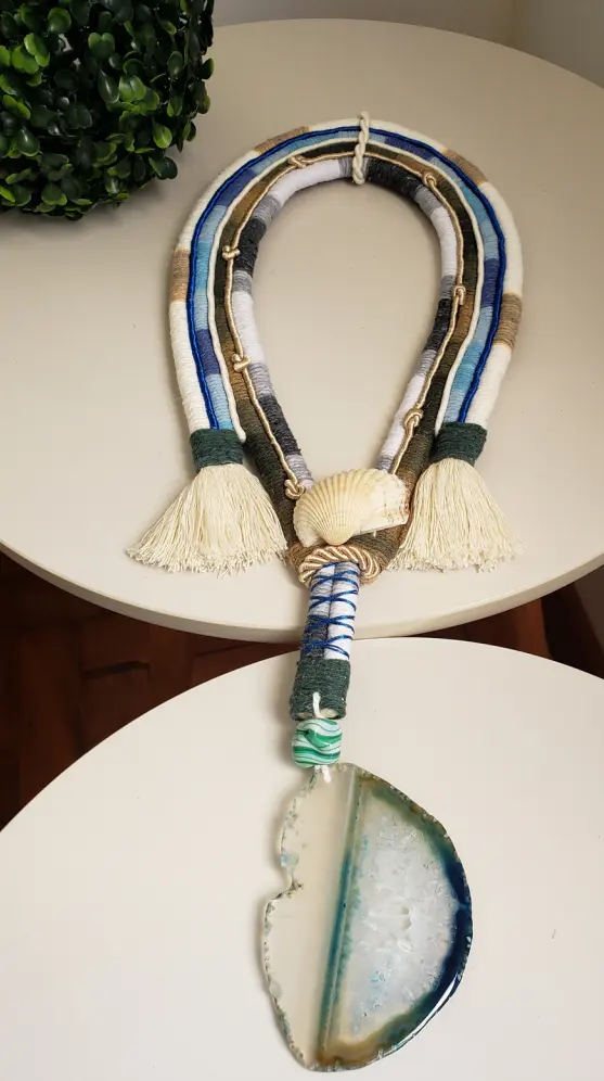 Colar Decorativo com Cordões e Pedra Ágata. Tam. 0,45