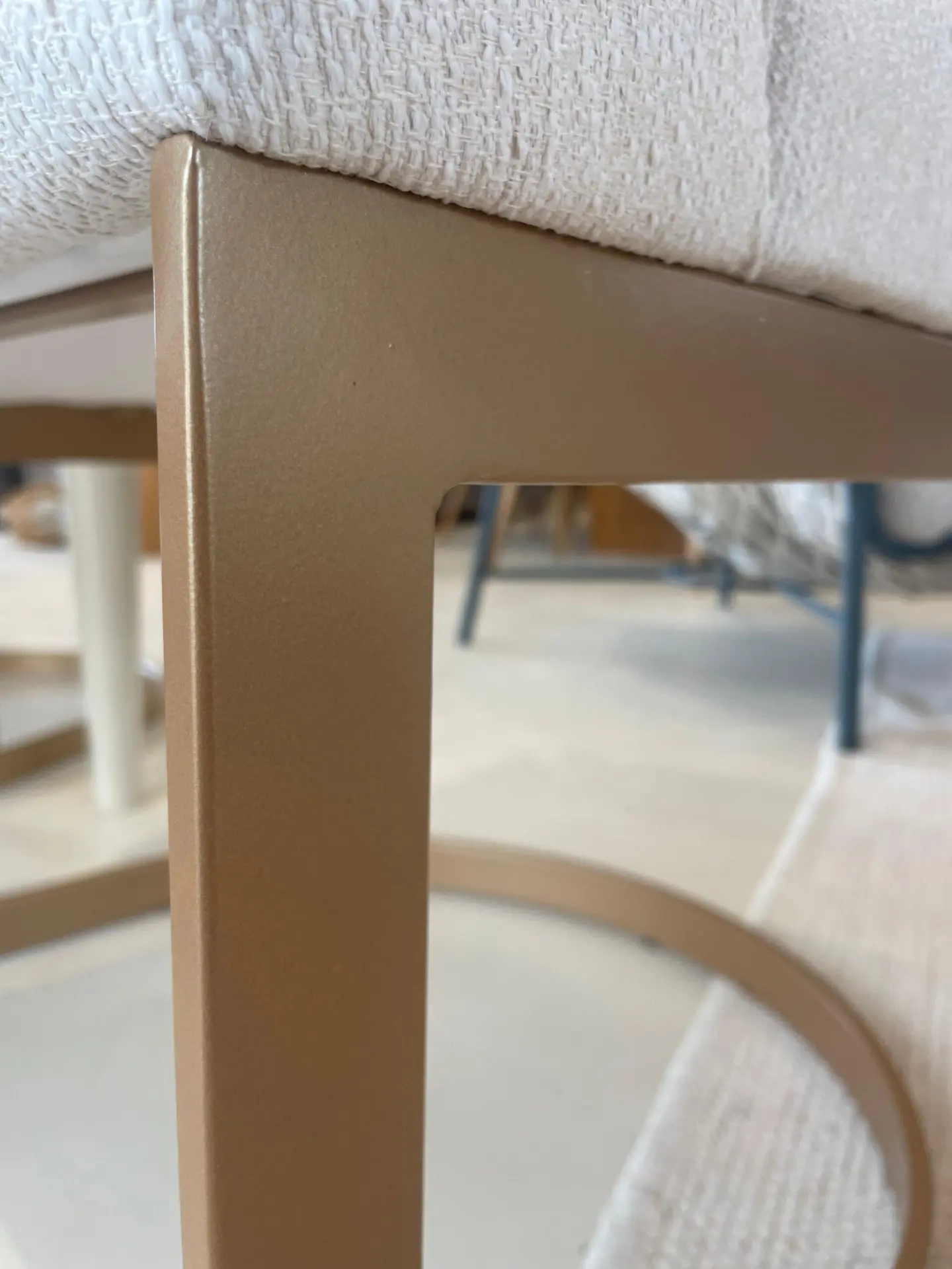 Banqueta Cloe Base Ouro Fosco Tec B457 54x56x75 - Imagem 3